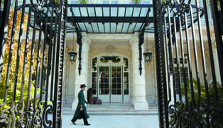 Shangri-la hotel, paris-entrance of the hotel2-january2011